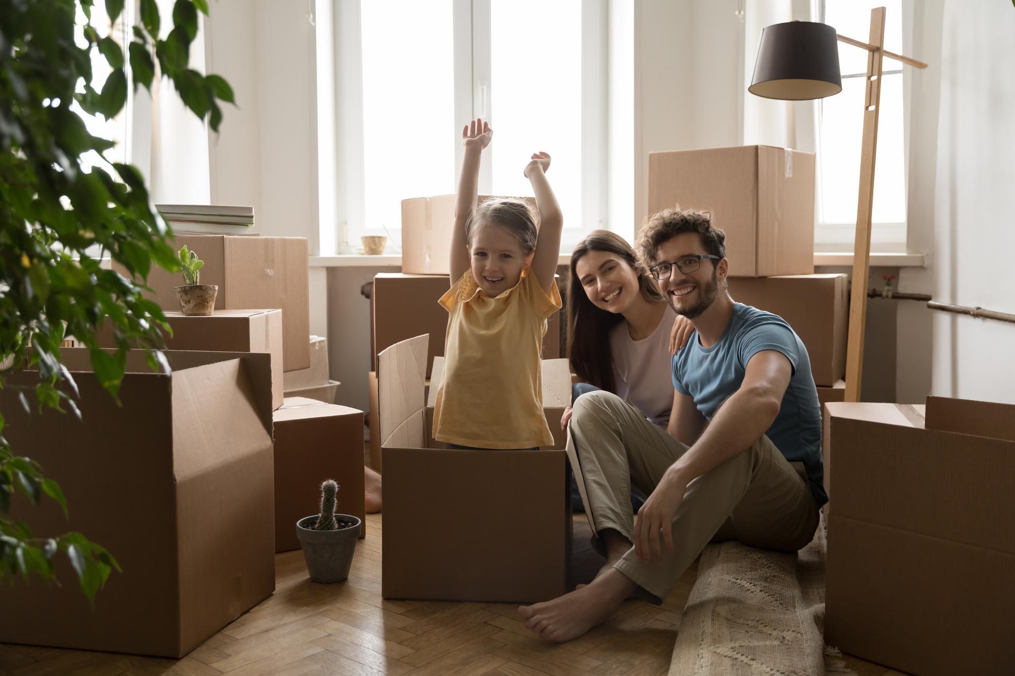 Familie beim Einzug ins neue Zuhause