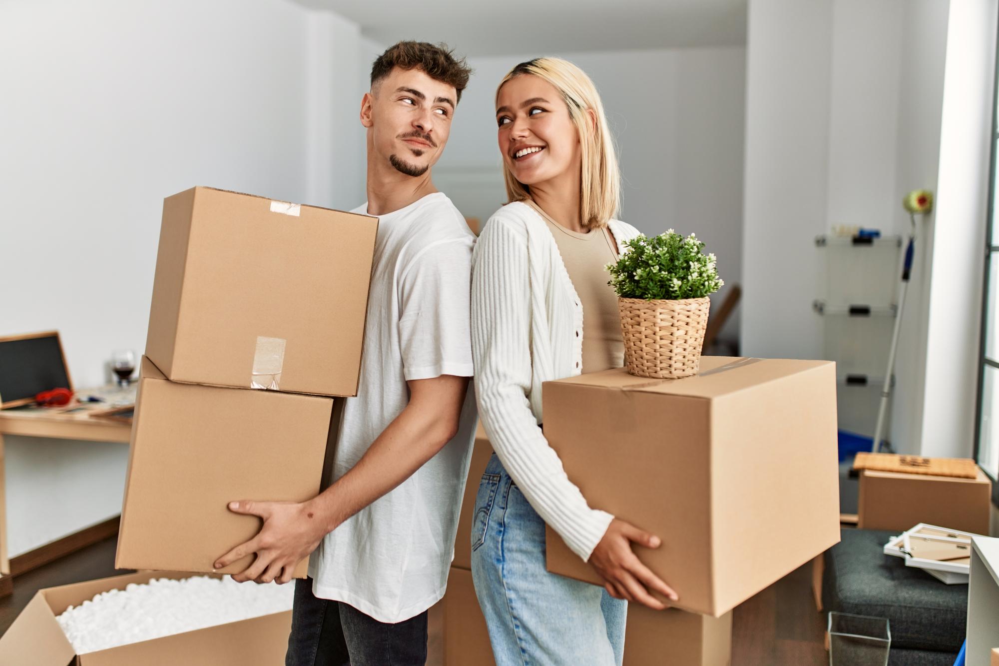 Paar beim Einzug in die neue Wohnung