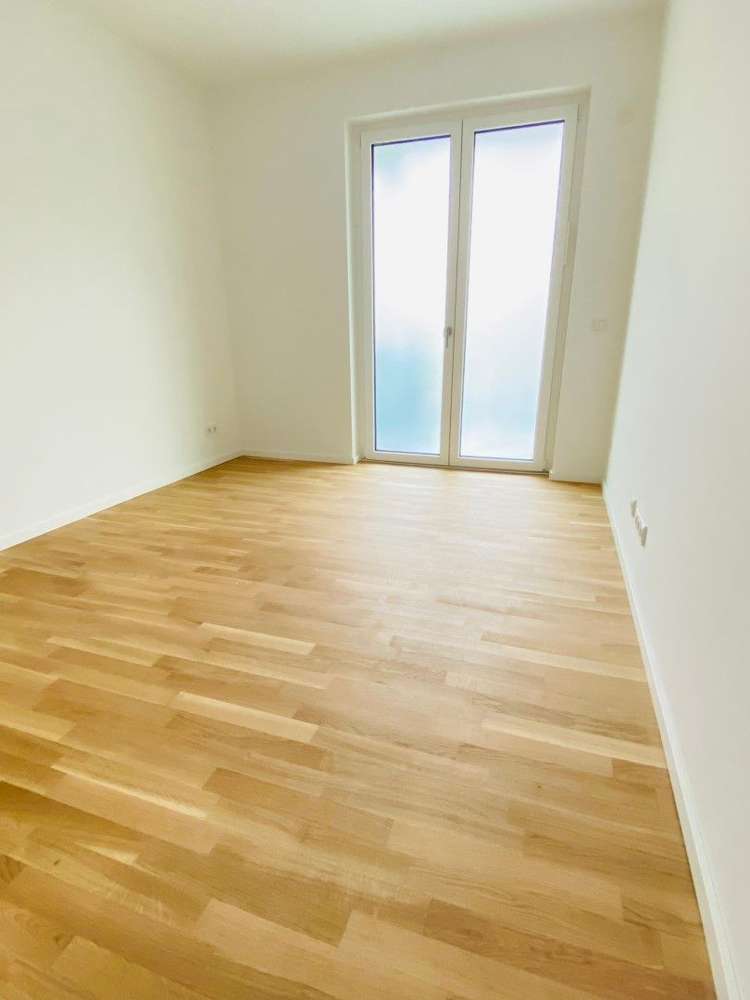 Moderne 2-Zimmer-Neubauwohnung (60 m²) im 1. OG mit Balkon & Tiefgaragenstellplatz. Kaltmiete 998 € + 228 € NK/HK, Kaution 3 KM. Hochwertig mit Parkett, Fußbodenheizung, EBK, Wannenbad & Abstellkammer. Ruhige Lage in Kladow am Golfplatz, grün & familienfreundlich mit guter Anbindung nach Spandau & Potsdam.
