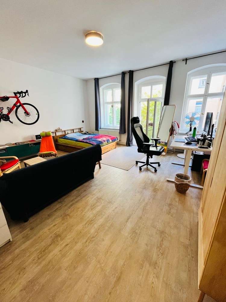 Helle 1-Zimmer-Altbauwohnung (50 m²) im 2. OG eines ruhigen Hinterhauses. 2023 modernisiert mit Laminat, französischem Fenster, Tageslichtbad & gefliester Küche mit Ceranherd. Kaltmiete 605 € + 235 € NK/HK, Kaution 3 KM. Beliebte Lage nahe Schönhauser Allee mit Cafés, Shops & top ÖPNV.
