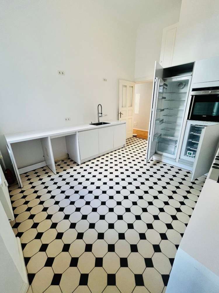 Stilvoll modernisierte 5-Zimmer-Altbauwohnung (154 m²) im 2. OG nahe Savignyplatz. Kaltmiete 3.047 € + 600 € NK/HK, Kaution 3 KM. Mit Parkett, Stuck, Loggia, EBK, Masterbad & Gäste-WC. Ruhige, charmante Lage nahe Kudamm mit Cafés, Galerien & Top-ÖPNV (S & U). Ideal für stilvolles Wohnen im Herzen Charlottenburgs.