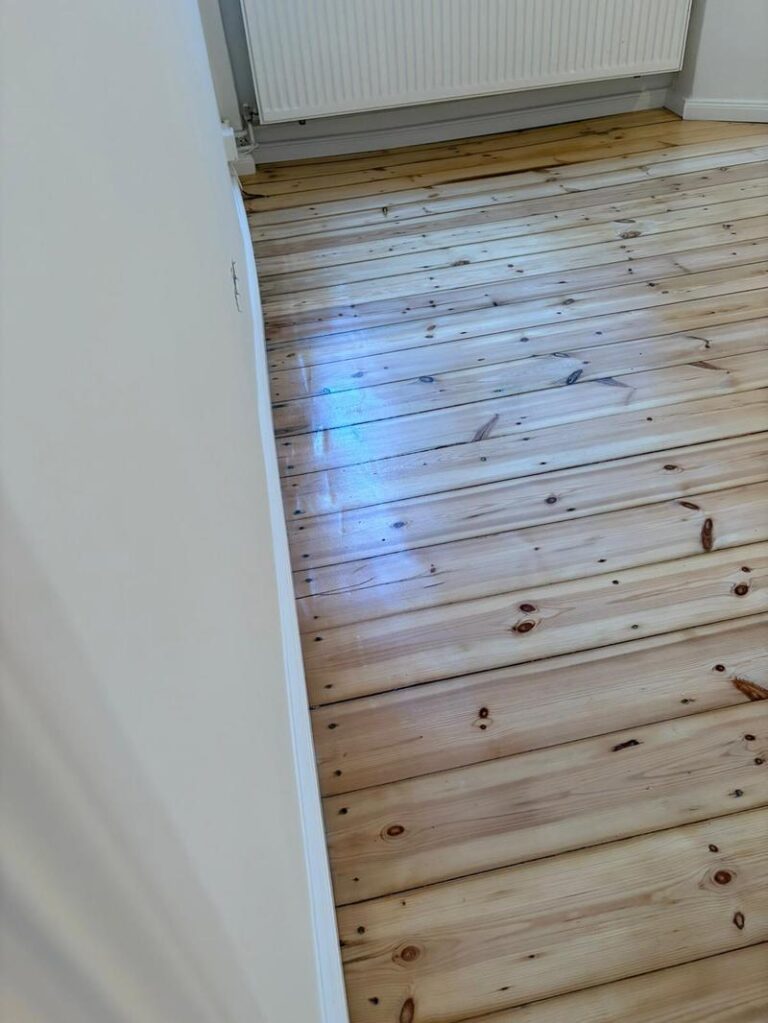 Geräumige 1-Zimmer-Altbauwohnung (64 m²) im EG rechts mit Küche, Duschbad & Keller. Kaltmiete 600 € + 170 € BK, Kaution 3 KM. Ruhige Lage in Reinickendorf mit guter Infrastruktur, nah am Schäfersee & Rehberge. Sehr gute Anbindung über U8, Buslinien & A111 in die Berliner Innenstadt.