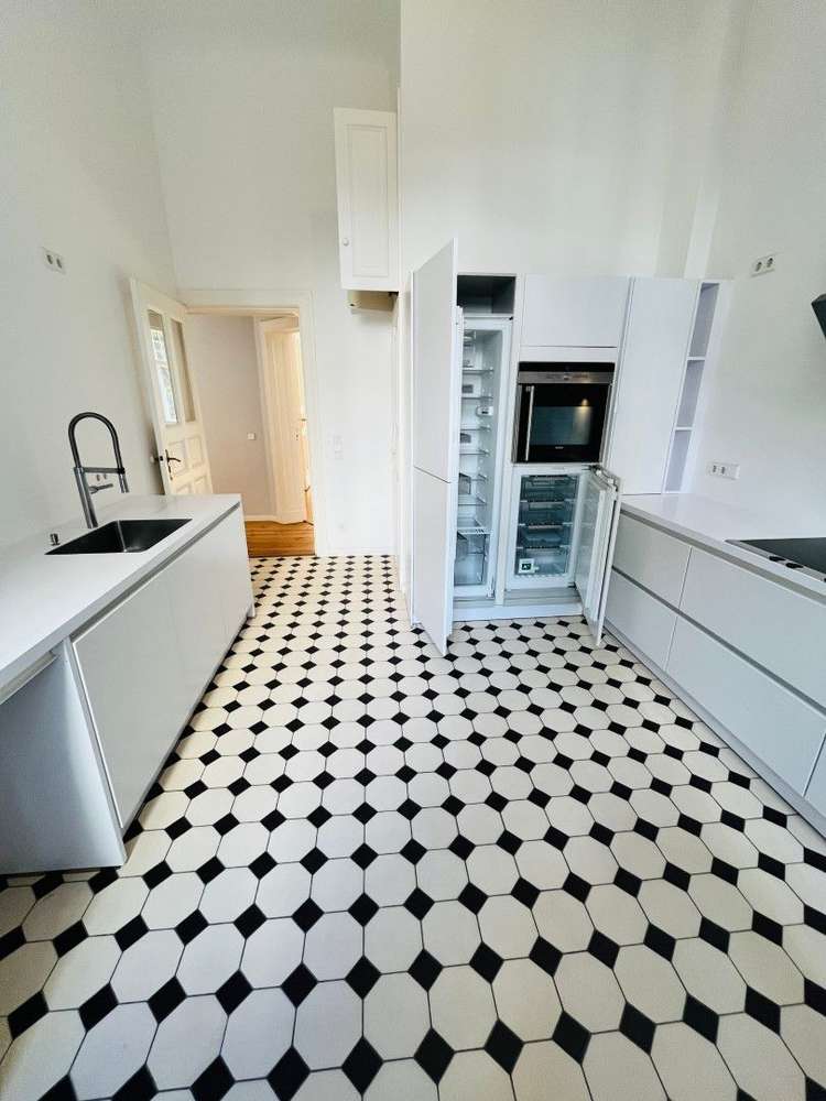 Stilvoll modernisierte 5-Zimmer-Altbauwohnung (154 m²) im 2. OG nahe Savignyplatz. Kaltmiete 3.047 € + 600 € NK/HK, Kaution 3 KM. Mit Parkett, Stuck, Loggia, EBK, Masterbad & Gäste-WC. Ruhige, charmante Lage nahe Kudamm mit Cafés, Galerien & Top-ÖPNV (S & U). Ideal für stilvolles Wohnen im Herzen Charlottenburgs.