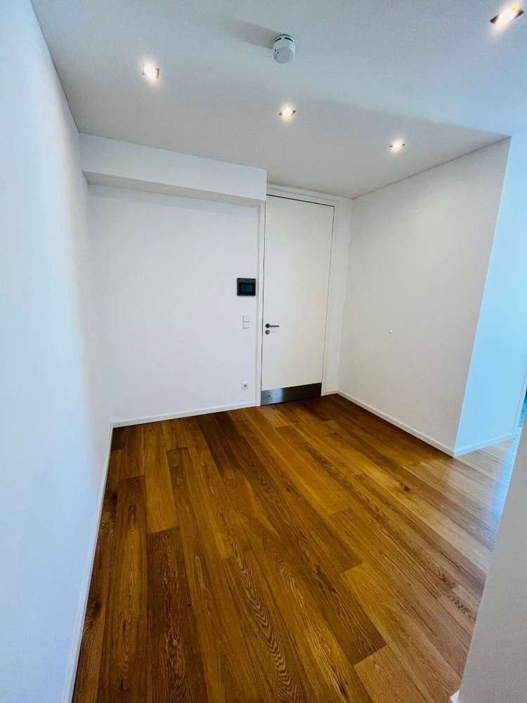 Exklusive 4-Zimmer-Maisonette (210 m²) im DG eines sanierten Altbaus nahe S-Bhf Bellevue. Kaltmiete 4.452 € + 610 € NK/HK, Kaution 3 KM. Hochwertig mit Parkett, Fußbodenheizung, Kamin, Klima, zwei Terrassen & Balkonen, Designer-Küche & zwei Bädern. Traumhafte Spreelage mit Blick ins Grüne & top ÖPNV.