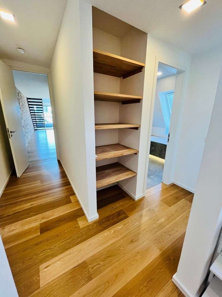 Exklusive 4-Zimmer-Maisonette (210 m²) im DG eines sanierten Altbaus nahe S-Bhf Bellevue. Kaltmiete 4.452 € + 610 € NK/HK, Kaution 3 KM. Hochwertig mit Parkett, Fußbodenheizung, Kamin, Klima, zwei Terrassen & Balkonen, Designer-Küche & zwei Bädern. Traumhafte Spreelage mit Blick ins Grüne & top ÖPNV.