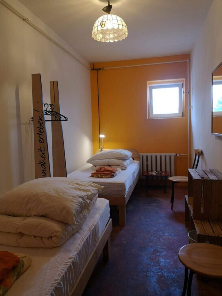 Möbliertes 1-Zimmer-Apartment (38 m²) im 1. OG mit Küche, Bad, Keller, WLAN & Spülmaschine. Kaltmiete 500 € + 100 € NK. Ruhige Lage in Grünheide-Kagel, ca. 45 km von Berlin, mitten im Grünen mit Gartenmitnutzung. Gute Anbindung durch RE1 & Bus 429 sowie Einkaufsmöglichkeiten in Grünheide & Herzfelde.