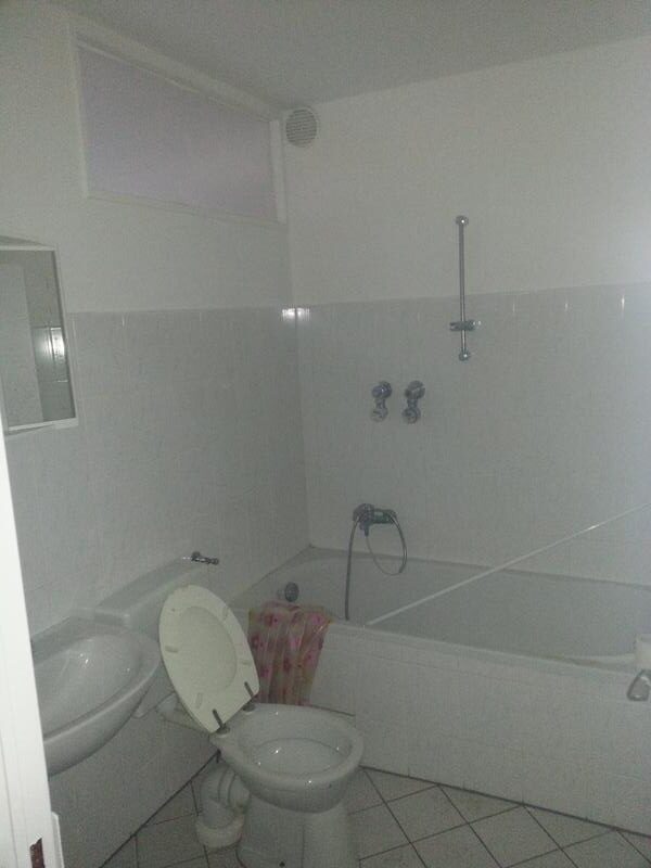 Gemütliche 2-Zimmer-Wohnung (52,27 m²) im 2. OG rechts außen mit Küche, Badewanne, Balkon & Fahrstuhl. Kaltmiete 298 € + 101 € BK + 71 € HK, Kaution 3 KM. Zentrale Lage nahe U-Bhf. Residenzstraße mit guter Infrastruktur & Verkehrsanbindung.