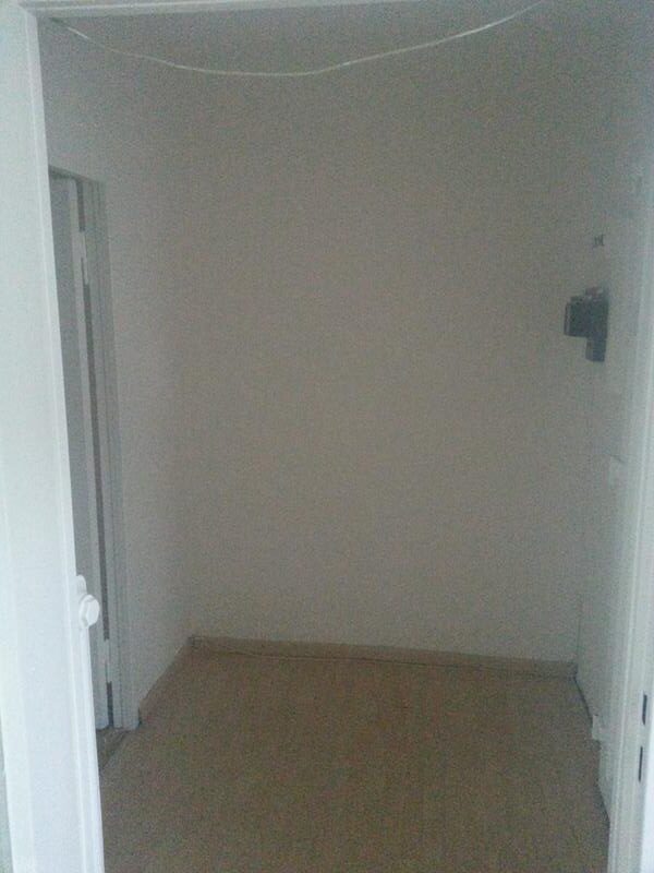 Gemütliche 2-Zimmer-Wohnung (52,27 m²) im 2. OG rechts außen mit Küche, Badewanne, Balkon & Fahrstuhl. Kaltmiete 298 € + 101 € BK + 71 € HK, Kaution 3 KM. Zentrale Lage nahe U-Bhf. Residenzstraße mit guter Infrastruktur & Verkehrsanbindung.