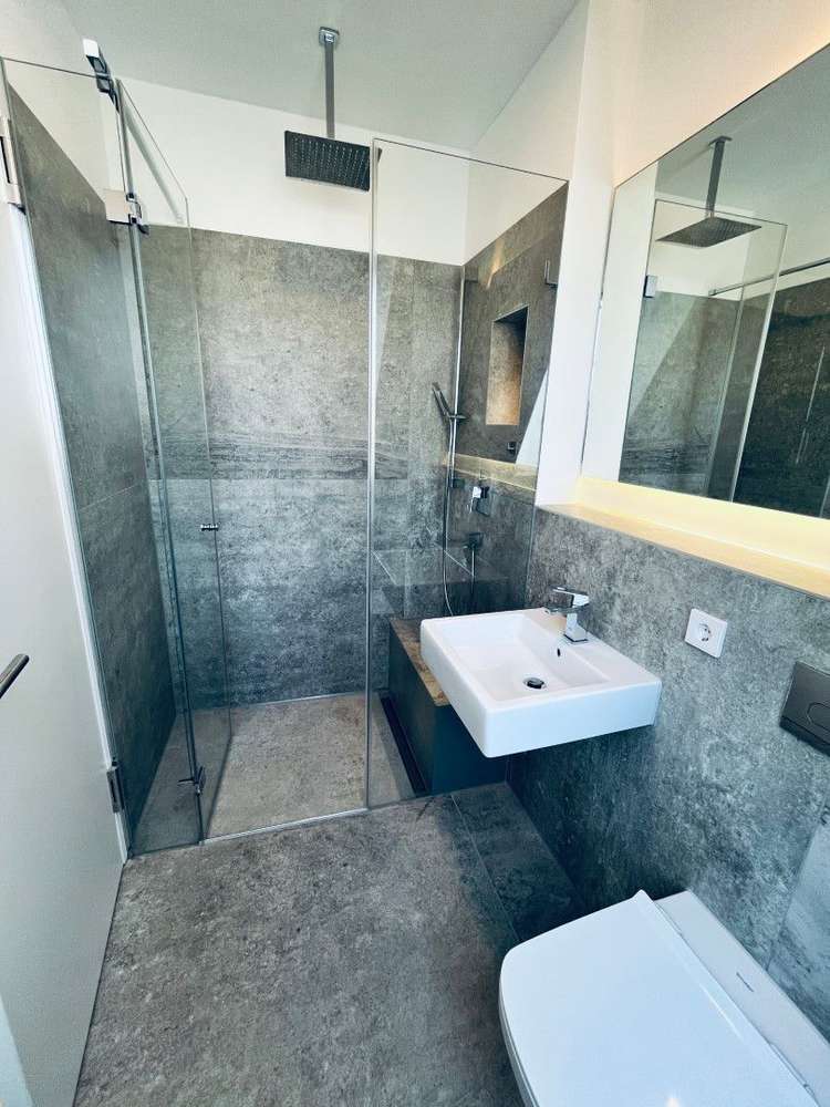 Exklusive 4-Zimmer-Maisonette (210 m²) im DG eines sanierten Altbaus nahe S-Bhf Bellevue. Kaltmiete 4.452 € + 610 € NK/HK, Kaution 3 KM. Hochwertig mit Parkett, Fußbodenheizung, Kamin, Klima, zwei Terrassen & Balkonen, Designer-Küche & zwei Bädern. Traumhafte Spreelage mit Blick ins Grüne & top ÖPNV.