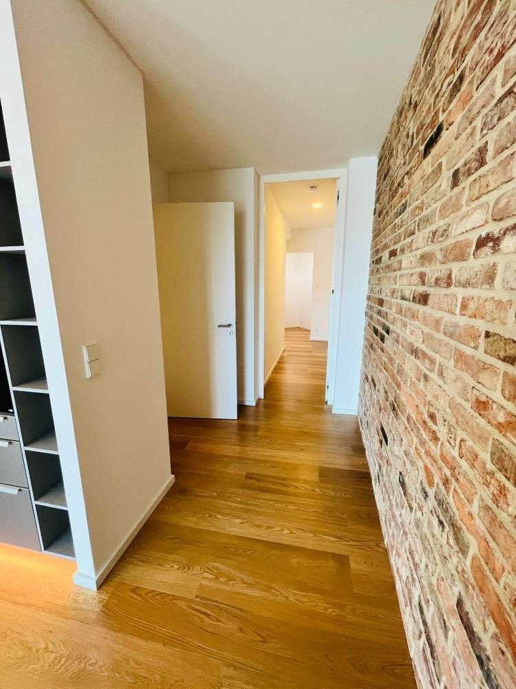 Exklusive 4-Zimmer-Maisonette (210 m²) im DG eines sanierten Altbaus nahe S-Bhf Bellevue. Kaltmiete 4.452 € + 610 € NK/HK, Kaution 3 KM. Hochwertig mit Parkett, Fußbodenheizung, Kamin, Klima, zwei Terrassen & Balkonen, Designer-Küche & zwei Bädern. Traumhafte Spreelage mit Blick ins Grüne & top ÖPNV.