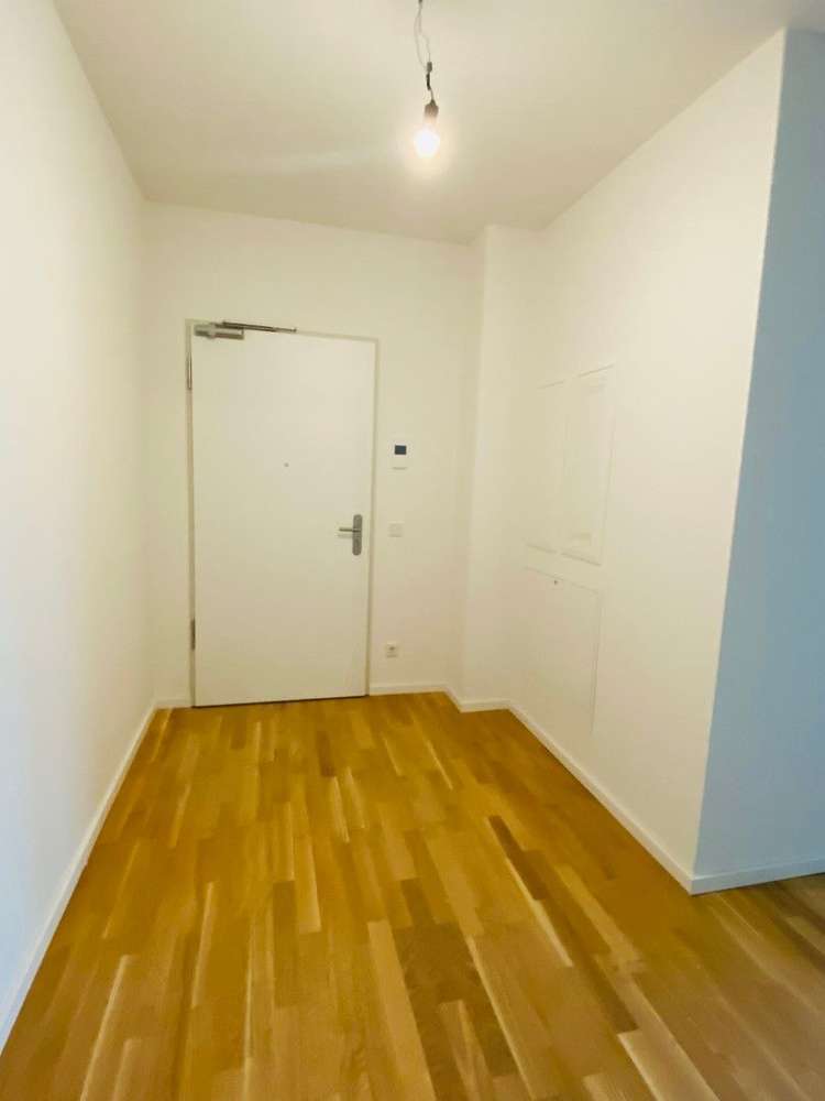 Moderne 2-Zimmer-Neubauwohnung (60 m²) im 1. OG mit Balkon & Tiefgaragenstellplatz. Kaltmiete 998 € + 228 € NK/HK, Kaution 3 KM. Hochwertig mit Parkett, Fußbodenheizung, EBK, Wannenbad & Abstellkammer. Ruhige Lage in Kladow am Golfplatz, grün & familienfreundlich mit guter Anbindung nach Spandau & Potsdam.