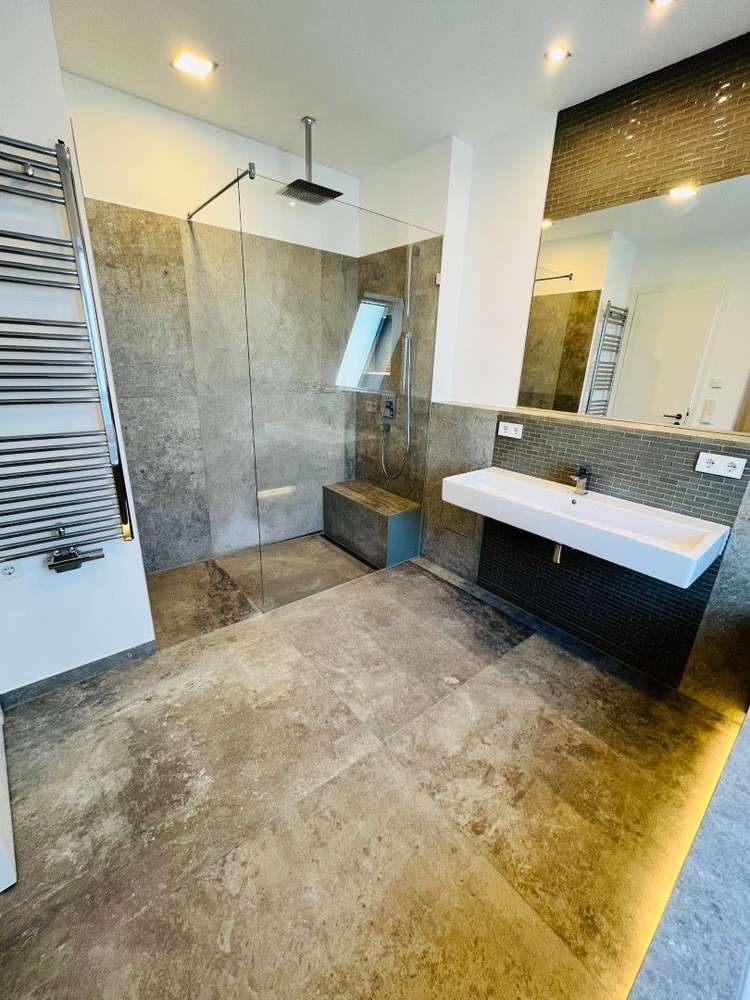 Exklusive 4-Zimmer-Maisonette (210 m²) im DG eines sanierten Altbaus nahe S-Bhf Bellevue. Kaltmiete 4.452 € + 610 € NK/HK, Kaution 3 KM. Hochwertig mit Parkett, Fußbodenheizung, Kamin, Klima, zwei Terrassen & Balkonen, Designer-Küche & zwei Bädern. Traumhafte Spreelage mit Blick ins Grüne & top ÖPNV.