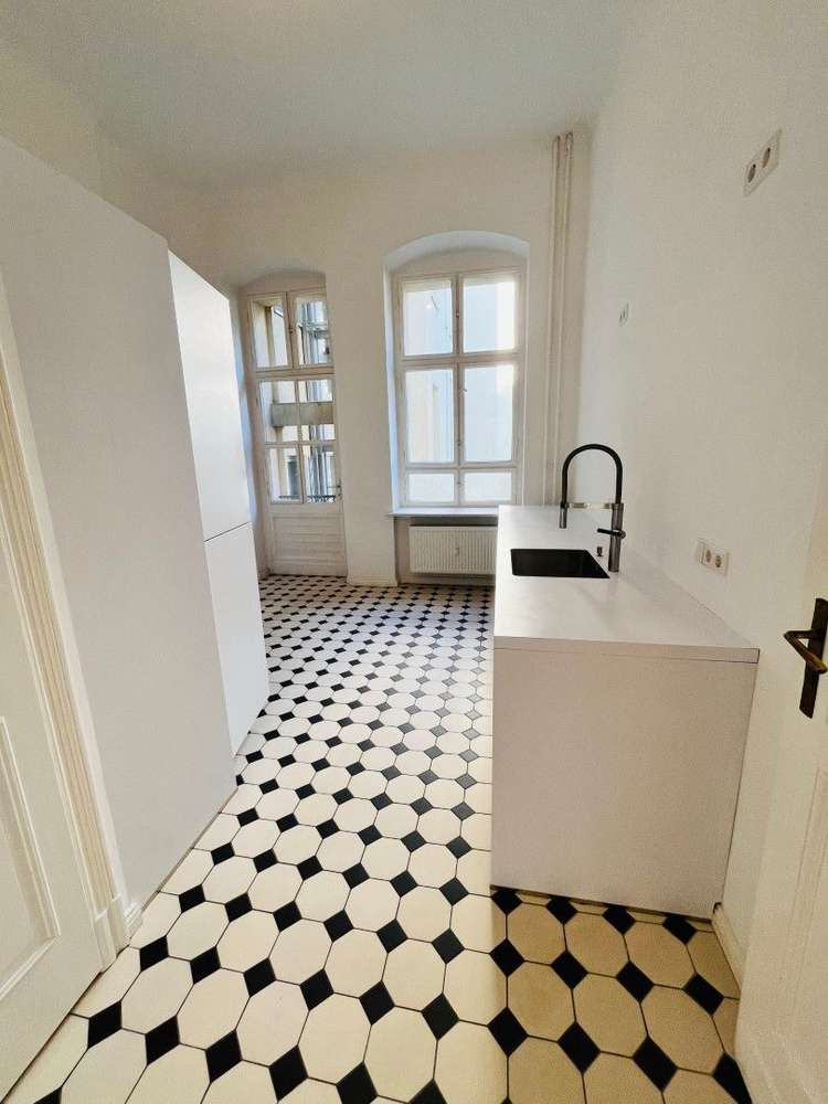 Stilvoll modernisierte 5-Zimmer-Altbauwohnung (154 m²) im 2. OG nahe Savignyplatz. Kaltmiete 3.047 € + 600 € NK/HK, Kaution 3 KM. Mit Parkett, Stuck, Loggia, EBK, Masterbad & Gäste-WC. Ruhige, charmante Lage nahe Kudamm mit Cafés, Galerien & Top-ÖPNV (S & U). Ideal für stilvolles Wohnen im Herzen Charlottenburgs.