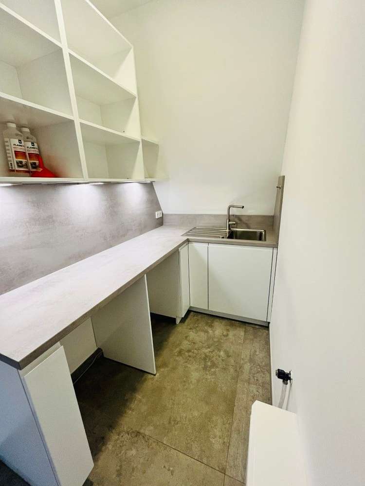 Exklusive 4-Zimmer-Maisonette (210 m²) im DG eines sanierten Altbaus nahe S-Bhf Bellevue. Kaltmiete 4.452 € + 610 € NK/HK, Kaution 3 KM. Hochwertig mit Parkett, Fußbodenheizung, Kamin, Klima, zwei Terrassen & Balkonen, Designer-Küche & zwei Bädern. Traumhafte Spreelage mit Blick ins Grüne & top ÖPNV.