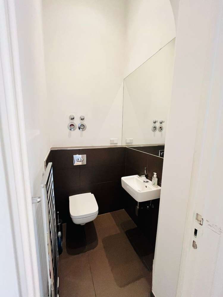 Stilvoll modernisierte 5-Zimmer-Altbauwohnung (154 m²) im 2. OG nahe Savignyplatz. Kaltmiete 3.047 € + 600 € NK/HK, Kaution 3 KM. Mit Parkett, Stuck, Loggia, EBK, Masterbad & Gäste-WC. Ruhige, charmante Lage nahe Kudamm mit Cafés, Galerien & Top-ÖPNV (S & U). Ideal für stilvolles Wohnen im Herzen Charlottenburgs.