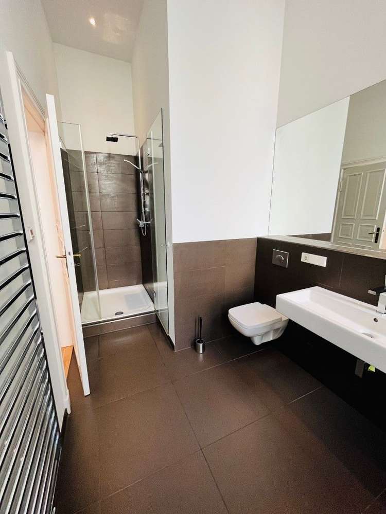 Stilvoll modernisierte 5-Zimmer-Altbauwohnung (154 m²) im 2. OG nahe Savignyplatz. Kaltmiete 3.047 € + 600 € NK/HK, Kaution 3 KM. Mit Parkett, Stuck, Loggia, EBK, Masterbad & Gäste-WC. Ruhige, charmante Lage nahe Kudamm mit Cafés, Galerien & Top-ÖPNV (S & U). Ideal für stilvolles Wohnen im Herzen Charlottenburgs.