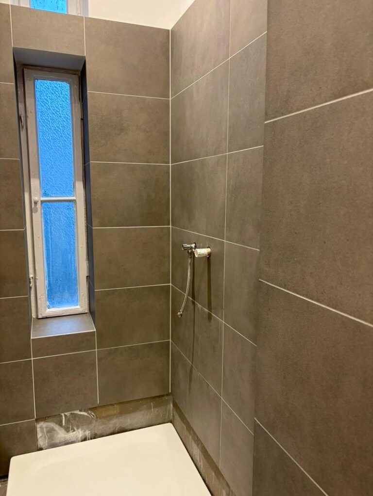 Geräumige 1-Zimmer-Altbauwohnung (64 m²) im EG rechts mit Küche, Duschbad & Keller. Kaltmiete 600 € + 170 € BK, Kaution 3 KM. Ruhige Lage in Reinickendorf mit guter Infrastruktur, nah am Schäfersee & Rehberge. Sehr gute Anbindung über U8, Buslinien & A111 in die Berliner Innenstadt.