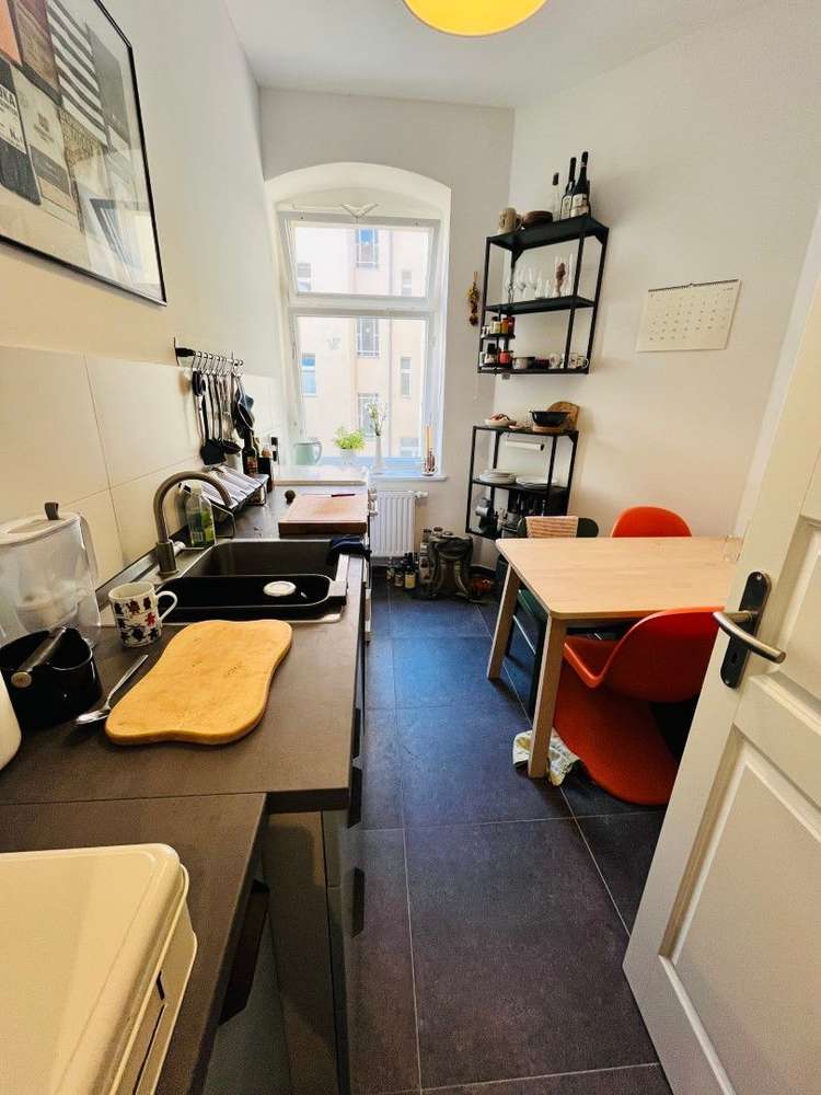 Helle 1-Zimmer-Altbauwohnung (50 m²) im 2. OG eines ruhigen Hinterhauses. 2023 modernisiert mit Laminat, französischem Fenster, Tageslichtbad & gefliester Küche mit Ceranherd. Kaltmiete 605 € + 235 € NK/HK, Kaution 3 KM. Beliebte Lage nahe Schönhauser Allee mit Cafés, Shops & top ÖPNV.