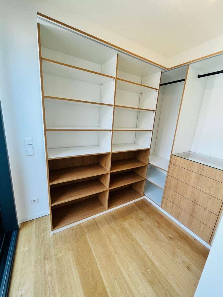 Exklusive 4-Zimmer-Maisonette (210 m²) im DG eines sanierten Altbaus nahe S-Bhf Bellevue. Kaltmiete 4.452 € + 610 € NK/HK, Kaution 3 KM. Hochwertig mit Parkett, Fußbodenheizung, Kamin, Klima, zwei Terrassen & Balkonen, Designer-Küche & zwei Bädern. Traumhafte Spreelage mit Blick ins Grüne & top ÖPNV.