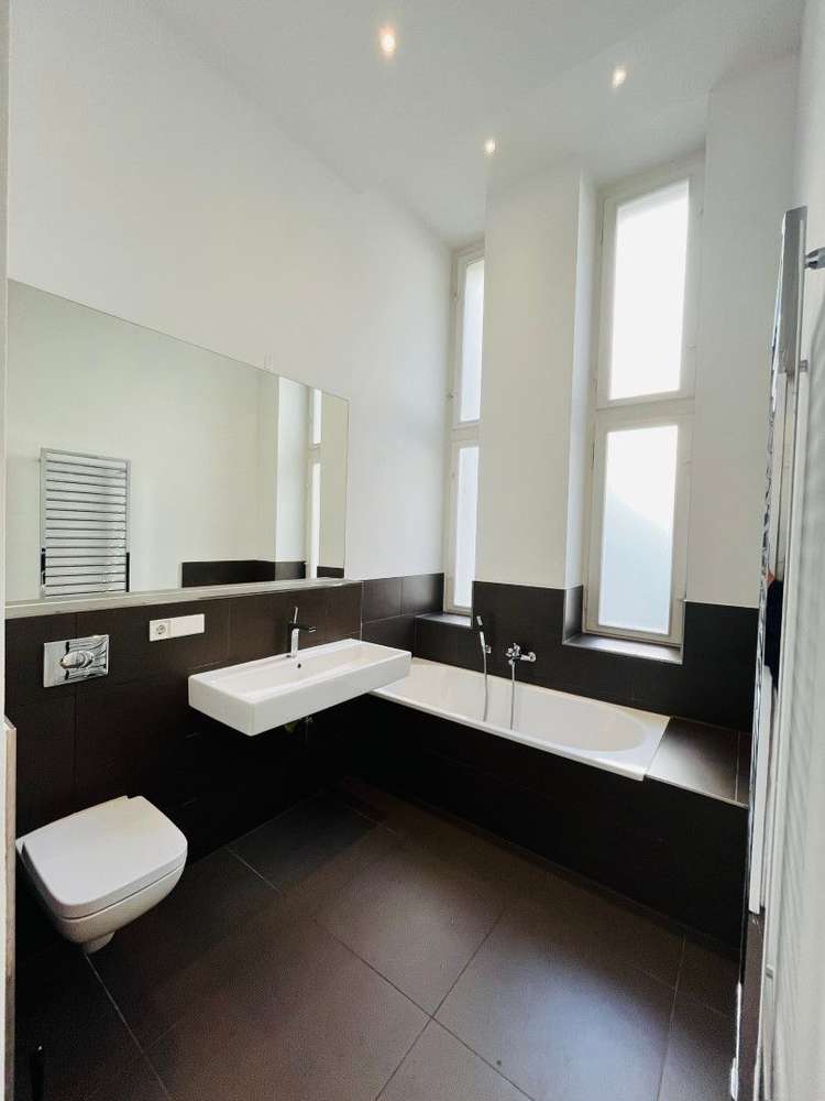 Stilvoll modernisierte 5-Zimmer-Altbauwohnung (154 m²) im 2. OG nahe Savignyplatz. Kaltmiete 3.047 € + 600 € NK/HK, Kaution 3 KM. Mit Parkett, Stuck, Loggia, EBK, Masterbad & Gäste-WC. Ruhige, charmante Lage nahe Kudamm mit Cafés, Galerien & Top-ÖPNV (S & U). Ideal für stilvolles Wohnen im Herzen Charlottenburgs.