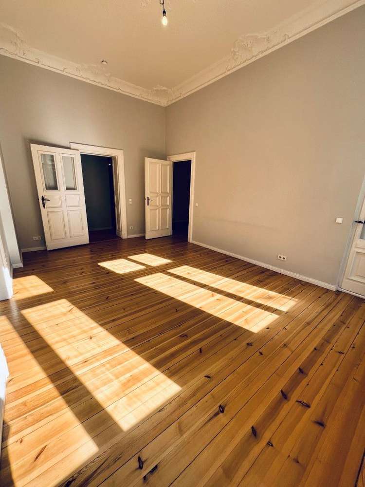 Stilvoll modernisierte 5-Zimmer-Altbauwohnung (154 m²) im 2. OG nahe Savignyplatz. Kaltmiete 3.047 € + 600 € NK/HK, Kaution 3 KM. Mit Parkett, Stuck, Loggia, EBK, Masterbad & Gäste-WC. Ruhige, charmante Lage nahe Kudamm mit Cafés, Galerien & Top-ÖPNV (S & U). Ideal für stilvolles Wohnen im Herzen Charlottenburgs.