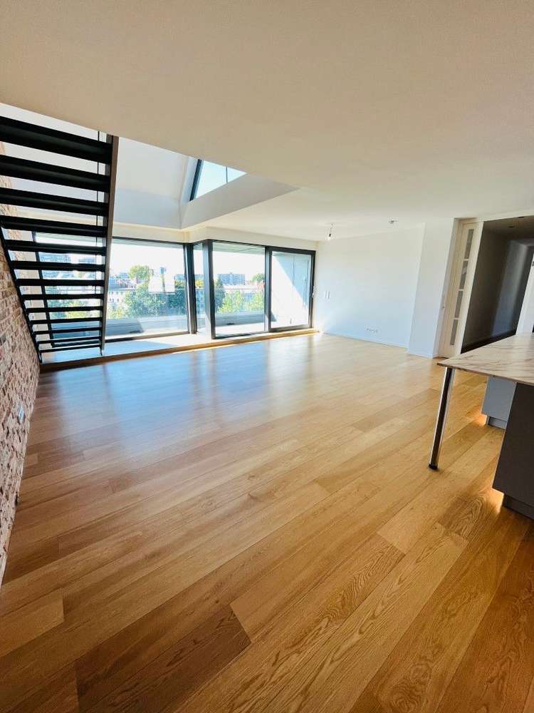 Exklusive 4-Zimmer-Maisonette (210 m²) im DG eines sanierten Altbaus nahe S-Bhf Bellevue. Kaltmiete 4.452 € + 610 € NK/HK, Kaution 3 KM. Hochwertig mit Parkett, Fußbodenheizung, Kamin, Klima, zwei Terrassen & Balkonen, Designer-Küche & zwei Bädern. Traumhafte Spreelage mit Blick ins Grüne & top ÖPNV.