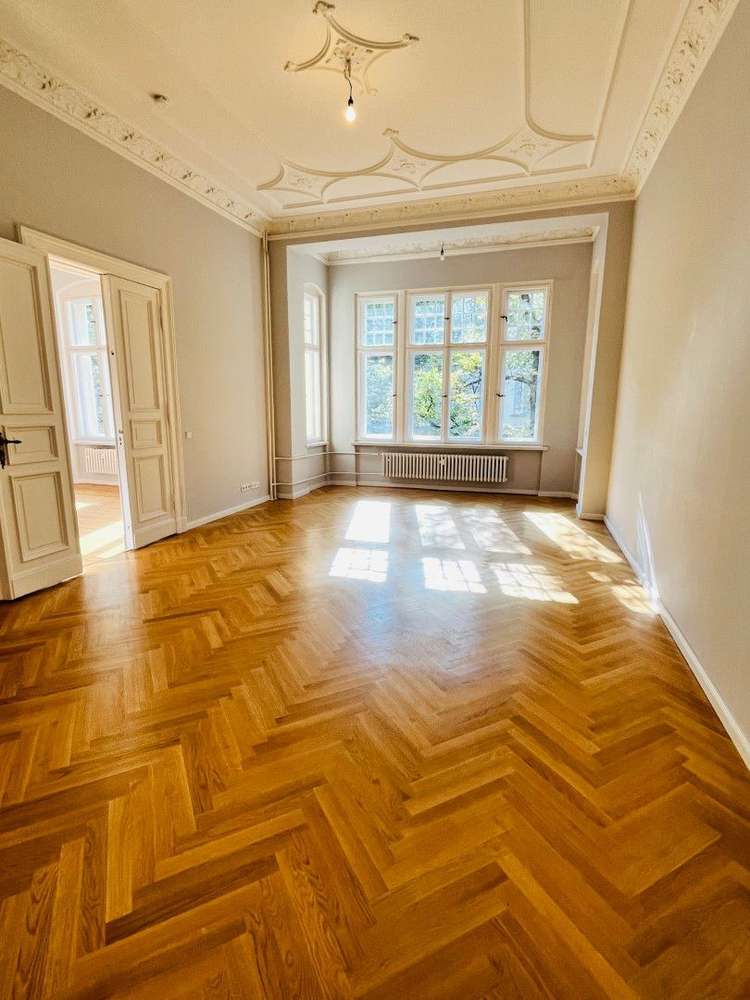 Stilvoll modernisierte 5-Zimmer-Altbauwohnung (154 m²) im 2. OG nahe Savignyplatz. Kaltmiete 3.047 € + 600 € NK/HK, Kaution 3 KM. Mit Parkett, Stuck, Loggia, EBK, Masterbad & Gäste-WC. Ruhige, charmante Lage nahe Kudamm mit Cafés, Galerien & Top-ÖPNV (S & U). Ideal für stilvolles Wohnen im Herzen Charlottenburgs.