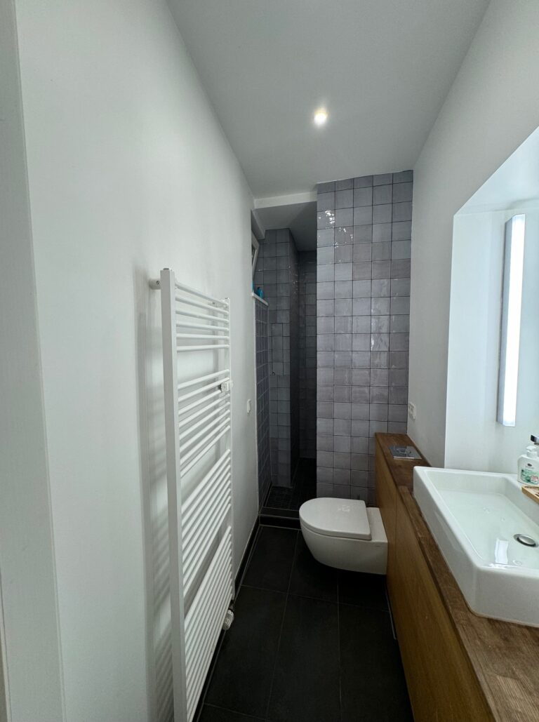 Komplett saniertes & möbliertes 2-Zimmer-Studio (ca. 50 m²) im EG Gartenhaus, Almstadtstr., Berlin. Kaltmiete 1.500 € + 190 € BK/HK, Kaution 3 KM. Mit moderner Küche, Bad & Keller. Stilvoll eingerichtet, ruhig & zentral zwischen Rosenthaler Platz & Hackeschem Markt. Sofort frei.