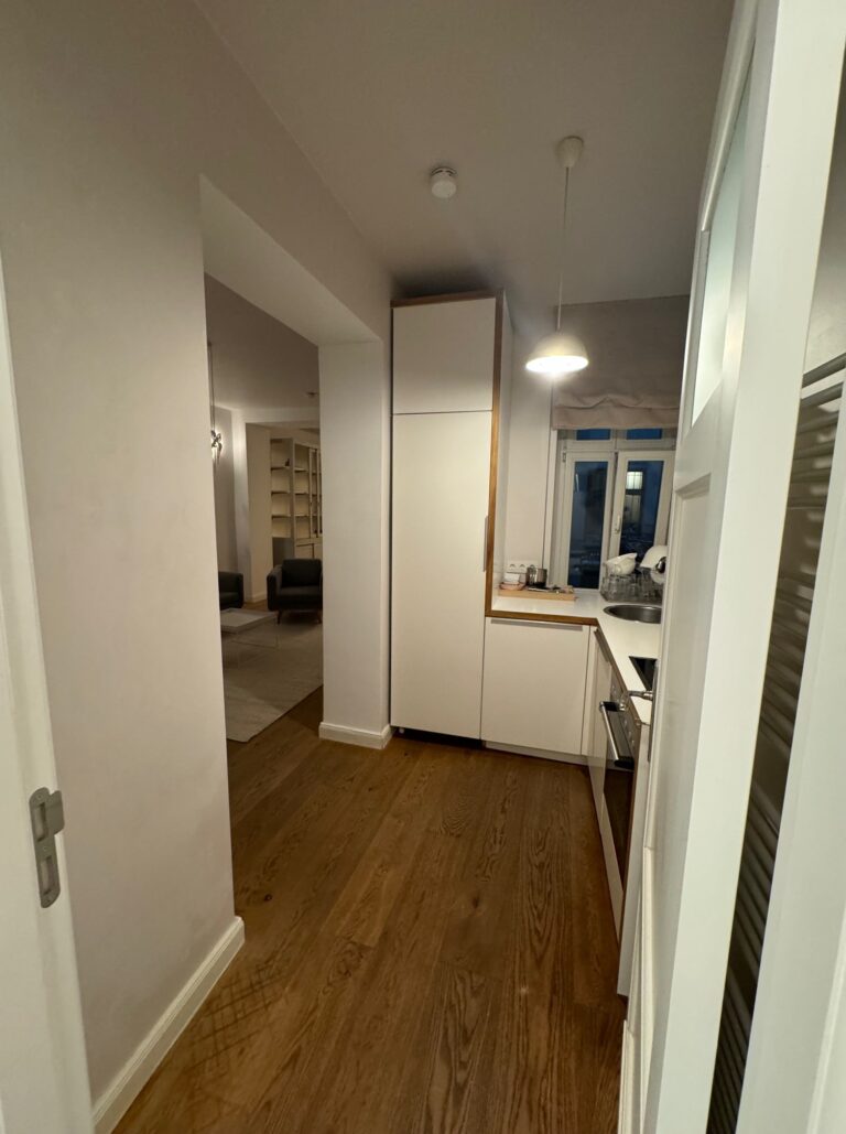 Komplett saniertes & möbliertes 2-Zimmer-Studio (ca. 50 m²) im EG Gartenhaus, Almstadtstr., Berlin. Kaltmiete 1.500 € + 190 € BK/HK, Kaution 3 KM. Mit moderner Küche, Bad & Keller. Stilvoll eingerichtet, ruhig & zentral zwischen Rosenthaler Platz & Hackeschem Markt. Sofort frei.