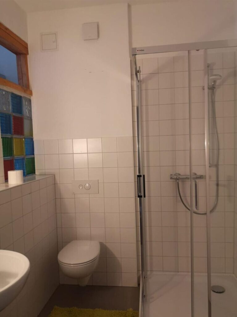 Möbliertes 1-Zimmer-Apartment (38 m²) im 1. OG mit Küche, Bad, Keller, WLAN & Spülmaschine. Kaltmiete 500 € + 100 € NK. Ruhige Lage in Grünheide-Kagel, ca. 45 km von Berlin, mitten im Grünen mit Gartenmitnutzung. Gute Anbindung durch RE1 & Bus 429 sowie Einkaufsmöglichkeiten in Grünheide & Herzfelde.
