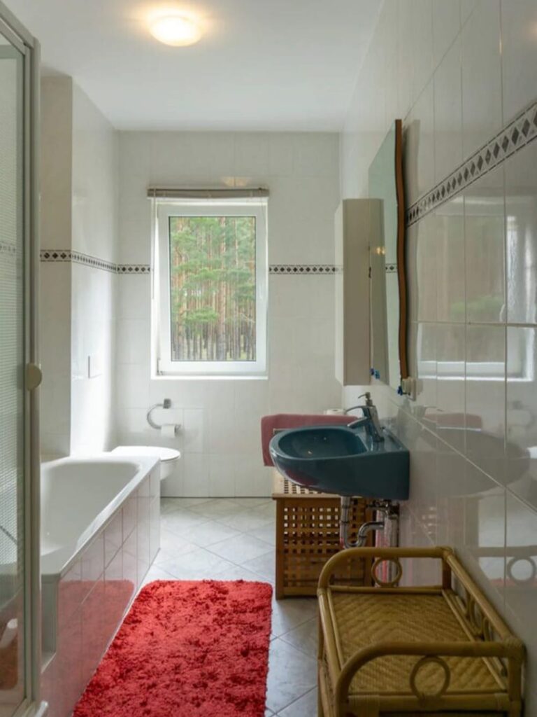 Großzügige 3-Zimmer-Wohnung (95 m²) im 1. OG, möbliert mit Küche, Bad, Keller, Garten & Stellplatz. Kaltmiete 1.000 € + 200 € NK. Ruhige Lage in Grünheide-Kagel nahe Berlin, umgeben von Wäldern & Seen mit guter ÖPNV-Anbindung (RE1, Bus 429) sowie Einkaufsmöglichkeiten in Grünheide & Herzfelde.