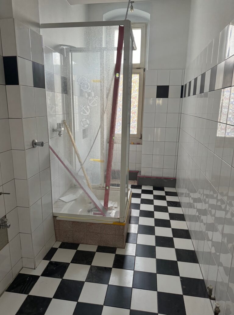 Komplett sanierte 2-Zimmer-Altbauwohnung (78 m²) im 3. OG Vorderhaus, Brunnenstr., Berlin. Kaltmiete 1.140 € + 219 € BK/HK, Kaution 3 KM. Mit moderner Küche, Bad & Keller. Helle, ruhige Wohnung in zentraler Lage nahe Rosenthaler Platz. Sofort frei – ideal für Singles oder Paare.