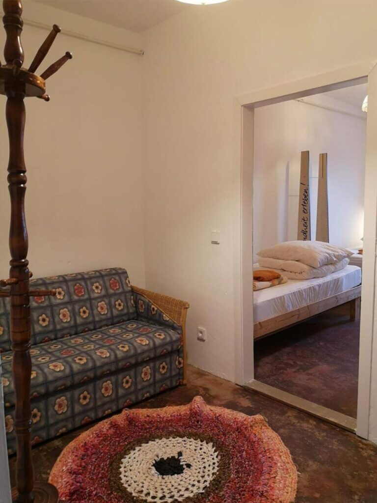 Möbliertes 1-Zimmer-Apartment (38 m²) im 1. OG mit Küche, Bad, Keller, WLAN & Spülmaschine. Kaltmiete 500 € + 100 € NK. Ruhige Lage in Grünheide-Kagel, ca. 45 km von Berlin, mitten im Grünen mit Gartenmitnutzung. Gute Anbindung durch RE1 & Bus 429 sowie Einkaufsmöglichkeiten in Grünheide & Herzfelde.