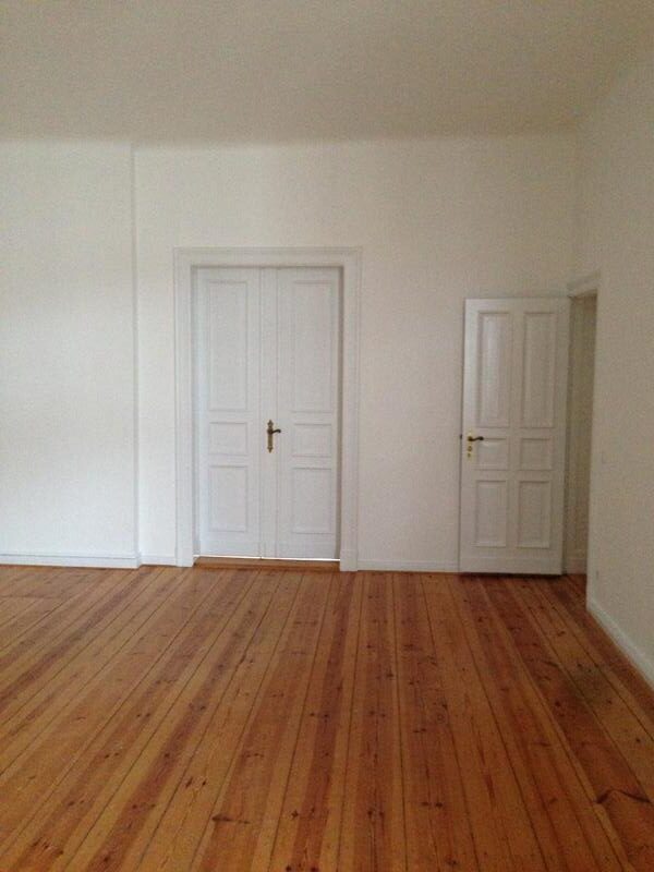 Exklusive 4-Zimmer-Altbauwohnung (150 m²) im VH 4. OG mit Einbauküche, Duschbad, Kaminofen, Flügeltüren & Keller. Kaltmiete 1.500 € + 250 € BK, Kaution 3 KM. Ruhige, zentrale Lage in Charlottenburg nahe Savignyplatz & Wilmersdorfer Straße mit Top-ÖPNV-Anbindung (U2, U7, S-Bahn).