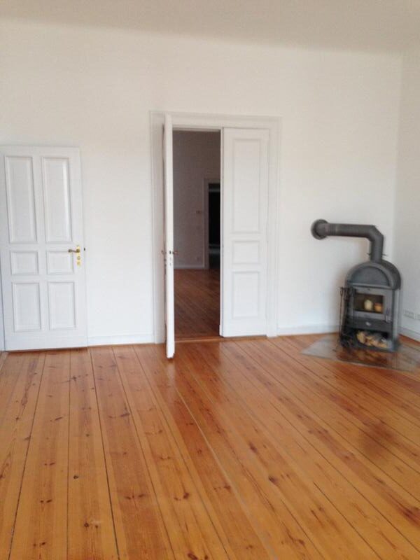 Exklusive 4-Zimmer-Altbauwohnung (150 m²) im VH 4. OG mit Einbauküche, Duschbad, Kaminofen, Flügeltüren & Keller. Kaltmiete 1.500 € + 250 € BK, Kaution 3 KM. Ruhige, zentrale Lage in Charlottenburg nahe Savignyplatz & Wilmersdorfer Straße mit Top-ÖPNV-Anbindung (U2, U7, S-Bahn).