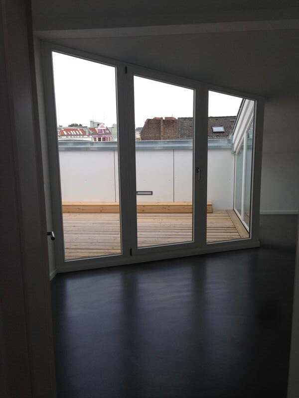 Exklusive 3-Zimmer-Altbau-Dachgeschosswohnung (136 m²) im VH links mit Einbauküche, Master-Bad (Wanne & Dusche), Gäste-WC, Aufzug & Keller. Kaltmiete 2.450 € + 250 € BK, Kaution 3 KM. Zentrale, ruhige Lage in Charlottenburg nahe Savignyplatz & Wilmersdorfer Straße mit Top-ÖPNV-Anbindung.