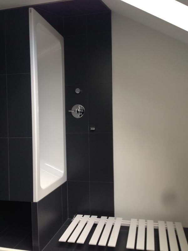 Exklusive 3-Zimmer-Altbau-Dachgeschosswohnung (136 m²) im VH links mit Einbauküche, Master-Bad (Wanne & Dusche), Gäste-WC, Aufzug & Keller. Kaltmiete 2.450 € + 250 € BK, Kaution 3 KM. Zentrale, ruhige Lage in Charlottenburg nahe Savignyplatz & Wilmersdorfer Straße mit Top-ÖPNV-Anbindung.