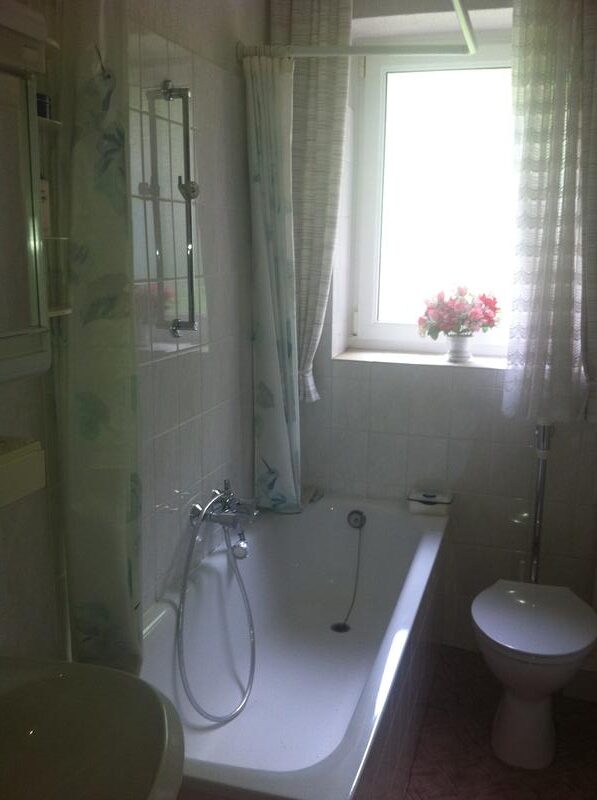 Charmante 3-Zimmer-Wohnung (66 m²) im EG rechts mit Küche, Badewanne, Balkon, Aufzug & Kellerraum. Kaltmiete 260 € + 108 € BK + 46 € HK, Kaution 3 KM. Ruhige Lage nahe U-Bhf. Karl-Marx-Straße & Hasenheide. Optionaler PKW-Stellplatz verfügbar.