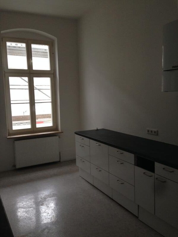 Exklusive 4-Zimmer-Altbauwohnung (150 m²) im VH 4. OG mit Einbauküche, Duschbad, Kaminofen, Flügeltüren & Keller. Kaltmiete 1.500 € + 250 € BK, Kaution 3 KM. Ruhige, zentrale Lage in Charlottenburg nahe Savignyplatz & Wilmersdorfer Straße mit Top-ÖPNV-Anbindung (U2, U7, S-Bahn).