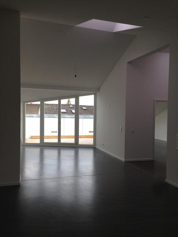 Exklusive 3-Zimmer-Altbau-Dachgeschosswohnung (136 m²) im VH links mit Einbauküche, Master-Bad (Wanne & Dusche), Gäste-WC, Aufzug & Keller. Kaltmiete 2.450 € + 250 € BK, Kaution 3 KM. Zentrale, ruhige Lage in Charlottenburg nahe Savignyplatz & Wilmersdorfer Straße mit Top-ÖPNV-Anbindung.