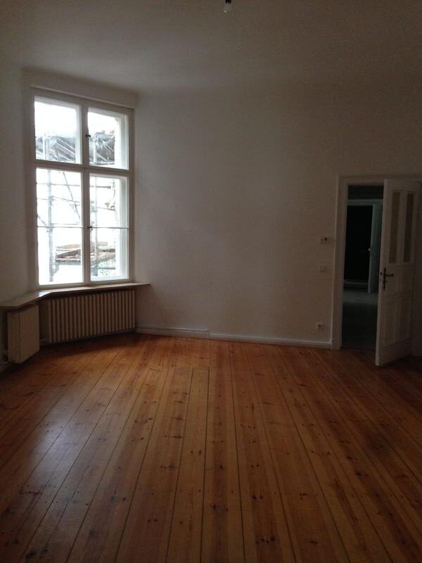 Exklusive 4-Zimmer-Altbauwohnung (150 m²) im VH 4. OG mit Einbauküche, Duschbad, Kaminofen, Flügeltüren & Keller. Kaltmiete 1.500 € + 250 € BK, Kaution 3 KM. Ruhige, zentrale Lage in Charlottenburg nahe Savignyplatz & Wilmersdorfer Straße mit Top-ÖPNV-Anbindung (U2, U7, S-Bahn).