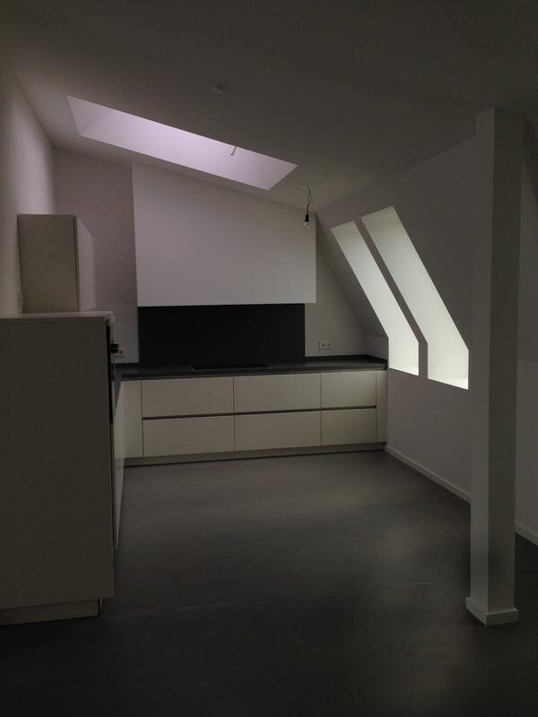 Exklusive 3-Zimmer-Altbau-Dachgeschosswohnung (136 m²) im VH links mit Einbauküche, Master-Bad (Wanne & Dusche), Gäste-WC, Aufzug & Keller. Kaltmiete 2.450 € + 250 € BK, Kaution 3 KM. Zentrale, ruhige Lage in Charlottenburg nahe Savignyplatz & Wilmersdorfer Straße mit Top-ÖPNV-Anbindung.