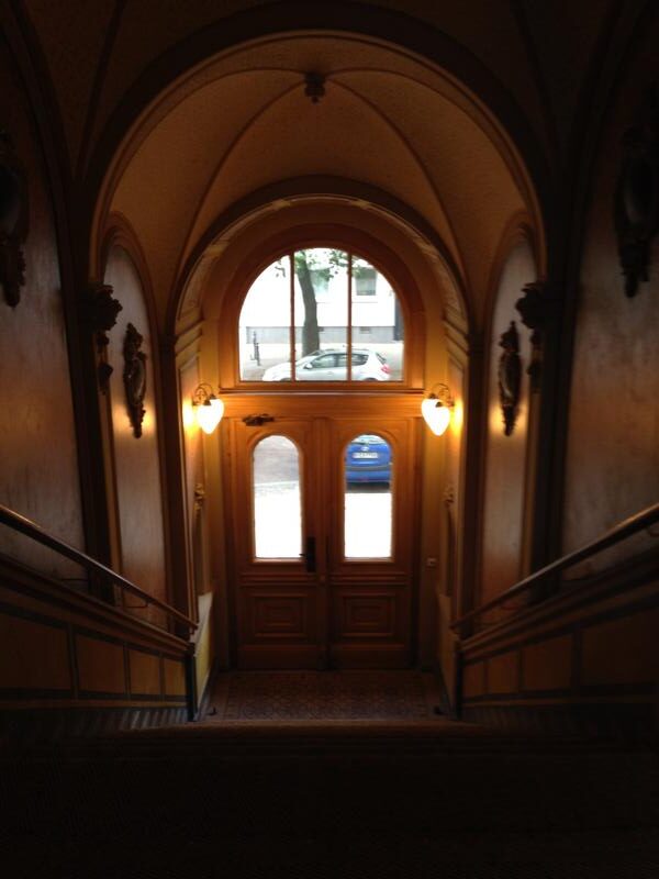 Exklusive 3-Zimmer-Altbau-Dachgeschosswohnung (136 m²) im VH links mit Einbauküche, Master-Bad (Wanne & Dusche), Gäste-WC, Aufzug & Keller. Kaltmiete 2.450 € + 250 € BK, Kaution 3 KM. Zentrale, ruhige Lage in Charlottenburg nahe Savignyplatz & Wilmersdorfer Straße mit Top-ÖPNV-Anbindung.