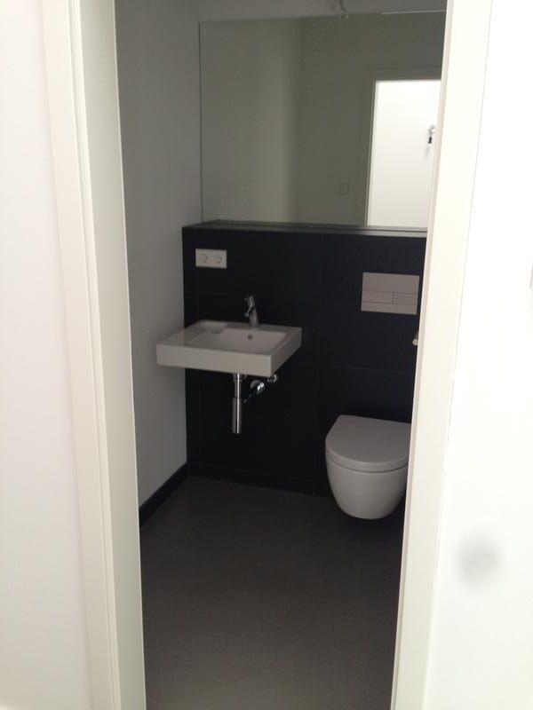 Exklusive 3-Zimmer-Altbau-Dachgeschosswohnung (136 m²) im VH links mit Einbauküche, Master-Bad (Wanne & Dusche), Gäste-WC, Aufzug & Keller. Kaltmiete 2.450 € + 250 € BK, Kaution 3 KM. Zentrale, ruhige Lage in Charlottenburg nahe Savignyplatz & Wilmersdorfer Straße mit Top-ÖPNV-Anbindung.