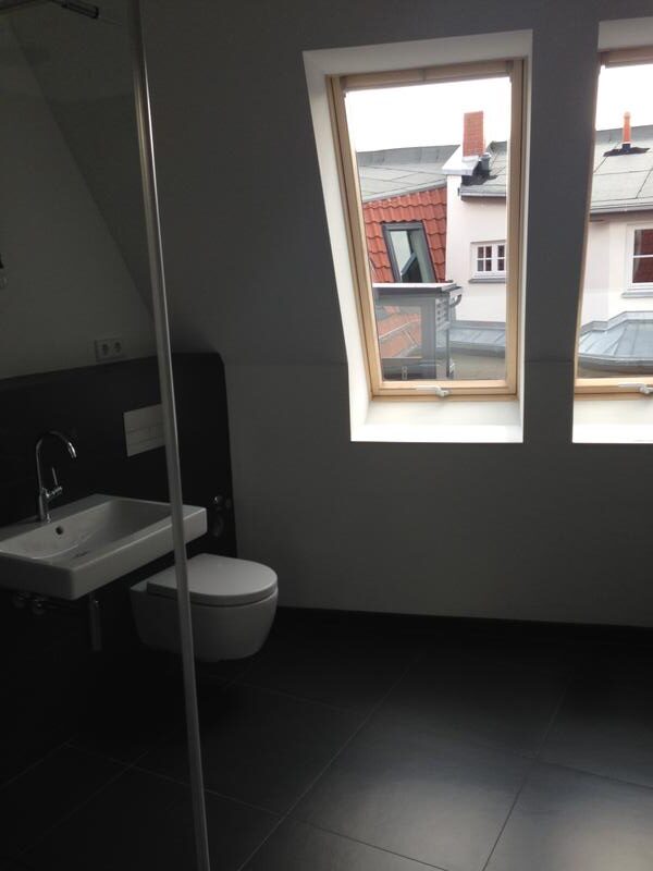 Exklusive 3-Zimmer-Altbau-Dachgeschosswohnung (136 m²) im VH links mit Einbauküche, Master-Bad (Wanne & Dusche), Gäste-WC, Aufzug & Keller. Kaltmiete 2.450 € + 250 € BK, Kaution 3 KM. Zentrale, ruhige Lage in Charlottenburg nahe Savignyplatz & Wilmersdorfer Straße mit Top-ÖPNV-Anbindung.