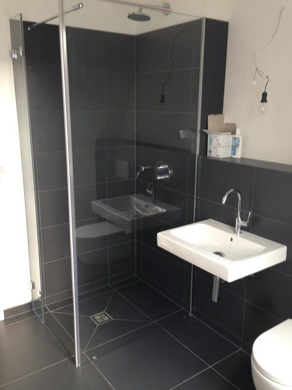 Exklusive 3-Zimmer-Altbau-Dachgeschosswohnung (136 m²) im VH links mit Einbauküche, Master-Bad (Wanne & Dusche), Gäste-WC, Aufzug & Keller. Kaltmiete 2.450 € + 250 € BK, Kaution 3 KM. Zentrale, ruhige Lage in Charlottenburg nahe Savignyplatz & Wilmersdorfer Straße mit Top-ÖPNV-Anbindung.