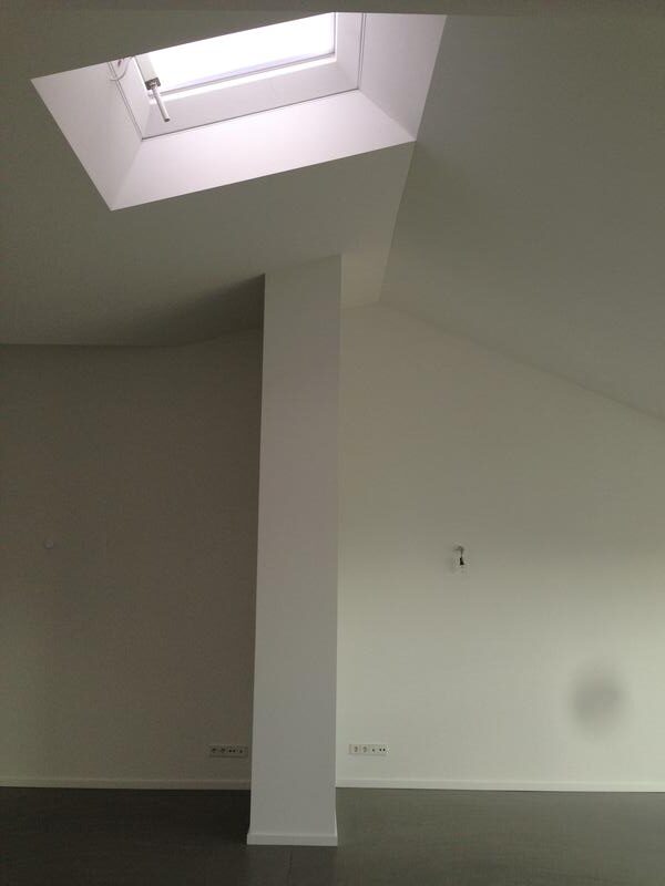 Exklusive 3-Zimmer-Altbau-Dachgeschosswohnung (136 m²) im VH links mit Einbauküche, Master-Bad (Wanne & Dusche), Gäste-WC, Aufzug & Keller. Kaltmiete 2.450 € + 250 € BK, Kaution 3 KM. Zentrale, ruhige Lage in Charlottenburg nahe Savignyplatz & Wilmersdorfer Straße mit Top-ÖPNV-Anbindung.