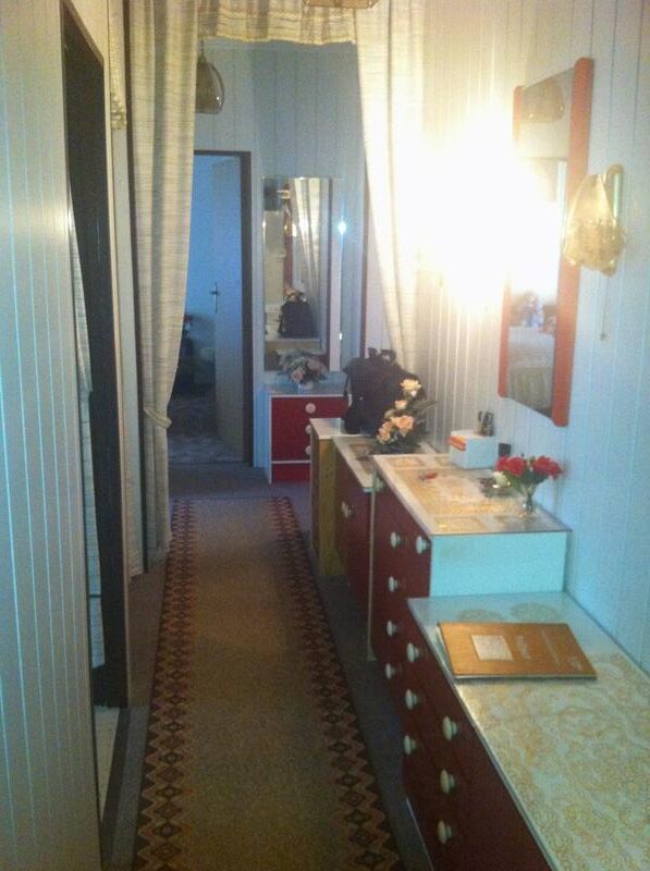 Charmante 3-Zimmer-Wohnung (66 m²) im EG rechts mit Küche, Badewanne, Balkon, Aufzug & Kellerraum. Kaltmiete 260 € + 108 € BK + 46 € HK, Kaution 3 KM. Ruhige Lage nahe U-Bhf. Karl-Marx-Straße & Hasenheide. Optionaler PKW-Stellplatz verfügbar.