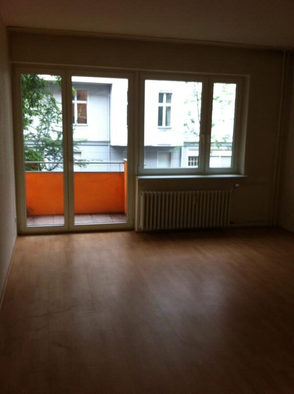 Charmante 3-Zimmer-Wohnung (66 m²) im EG rechts mit Küche, Badewanne, Balkon, Aufzug & Kellerraum. Kaltmiete 260 € + 108 € BK + 46 € HK, Kaution 3 KM. Ruhige Lage nahe U-Bhf. Karl-Marx-Straße & Hasenheide. Optionaler PKW-Stellplatz verfügbar.