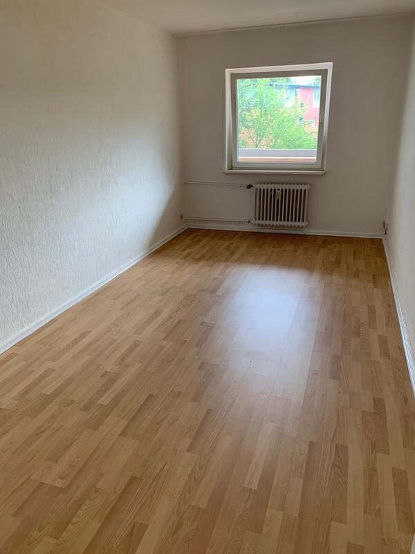 Großzügige 2-Zimmer-Wohnung (75,27 m²) im 2. OG links außen mit Küche, Badewanne, Balkon & Fahrstuhl. Kaltmiete 650 € + 170 € BK + 90 € HK, Kaution 3 KM. Zentrale Lage nahe U-Bhf. Residenzstraße mit guter Infrastruktur & Verkehrsanbindung.